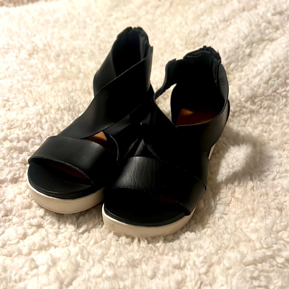 Women's Hummingbird Ankle Strap Sandals Universal Thread Black Size 6 Shoes - Picture 2 of 6